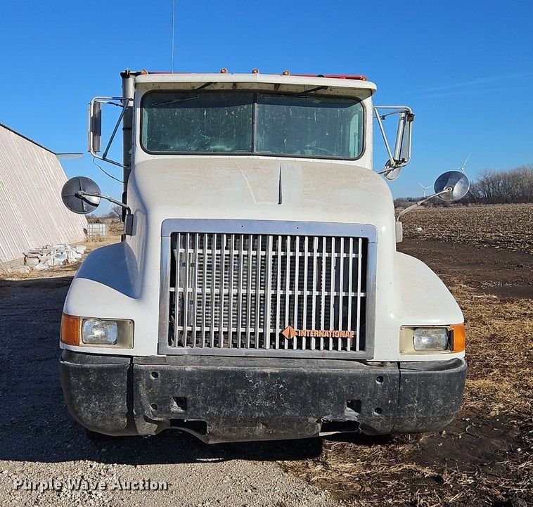 image for item LB9770 1991 International 9400 grain truck