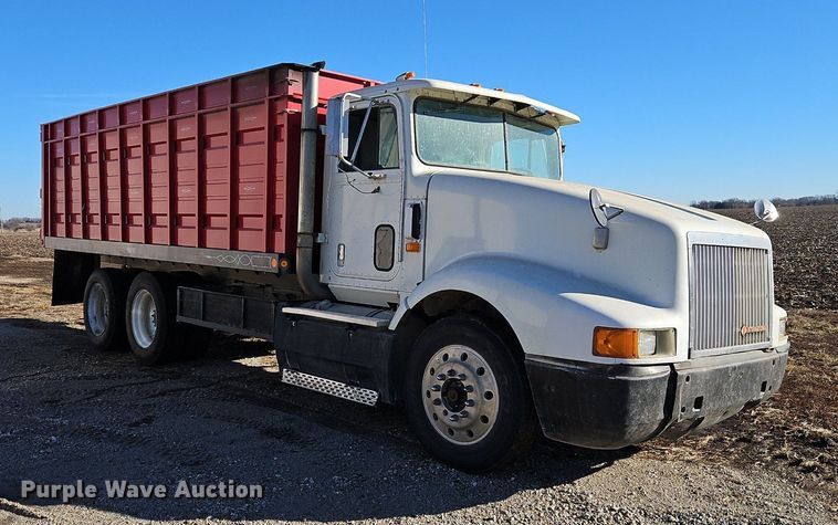 image for item LB9770 1991 International 9400 grain truck