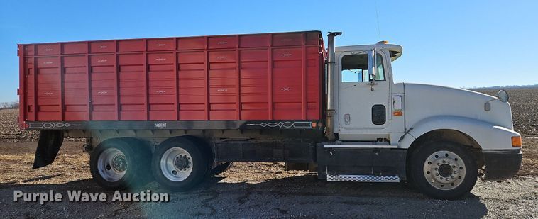 image for item LB9770 1991 International 9400 grain truck