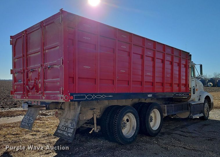 image for item LB9770 1991 International 9400 grain truck