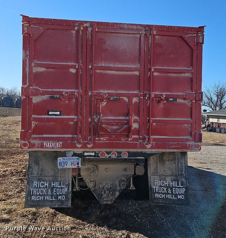 image for item LB9770 1991 International 9400 grain truck