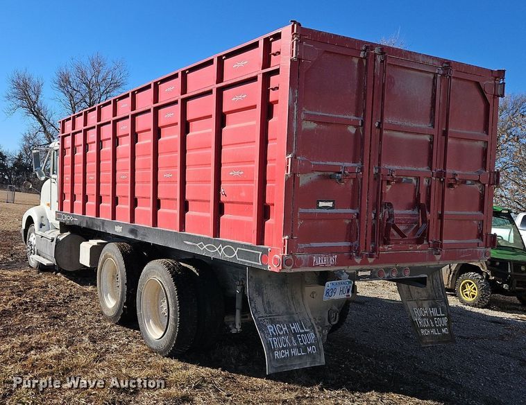 image for item LB9770 1991 International 9400 grain truck