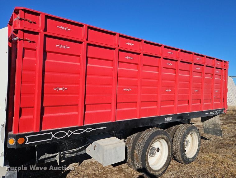 image for item LB9770 1991 International 9400 grain truck