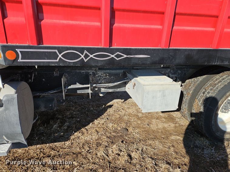 image for item LB9770 1991 International 9400 grain truck