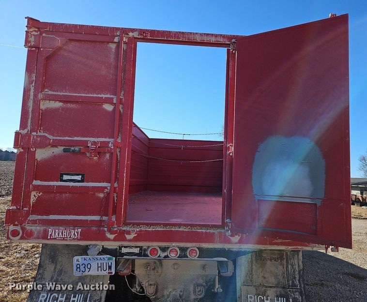 image for item LB9770 1991 International 9400 grain truck