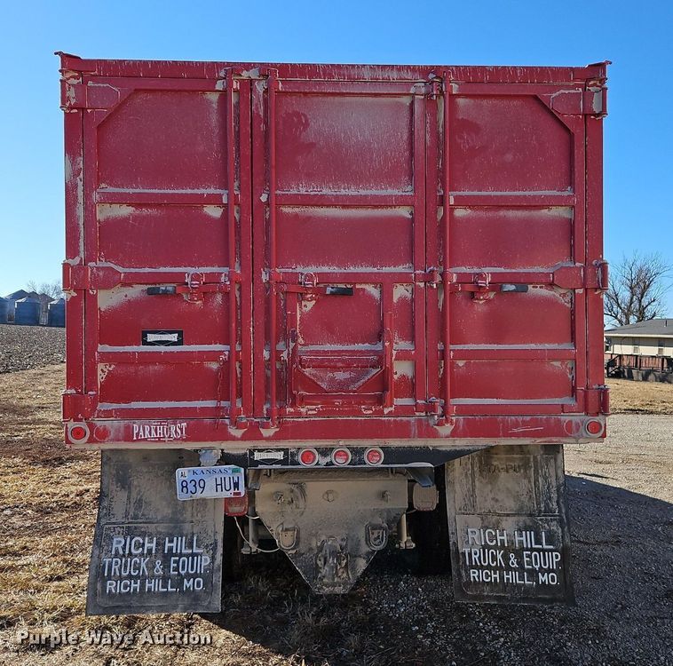 image for item LB9770 1991 International 9400 grain truck