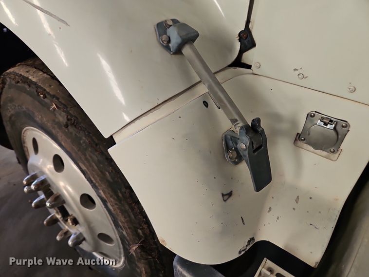 image for item LB9770 1991 International 9400 grain truck