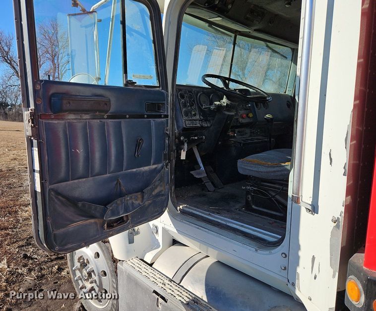 image for item LB9770 1991 International 9400 grain truck