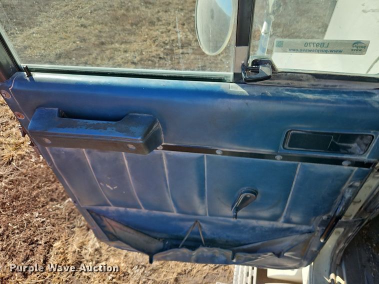 image for item LB9770 1991 International 9400 grain truck