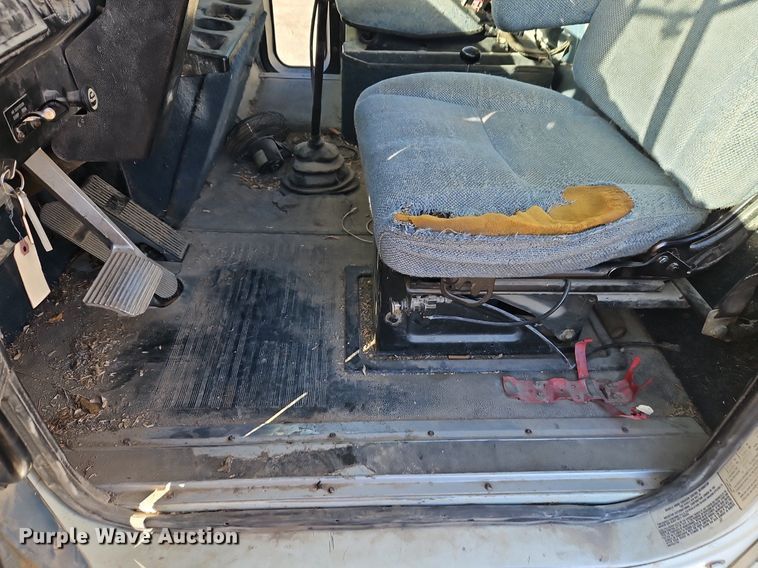 image for item LB9770 1991 International 9400 grain truck