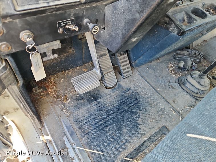 image for item LB9770 1991 International 9400 grain truck