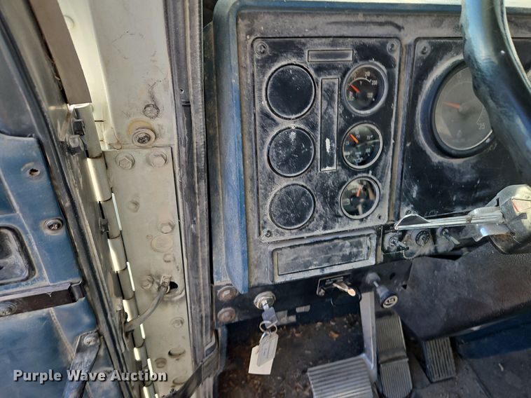 image for item LB9770 1991 International 9400 grain truck