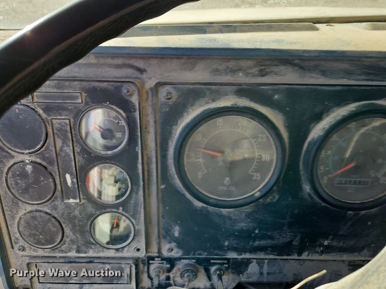 image for item LB9770 1991 International 9400 grain truck