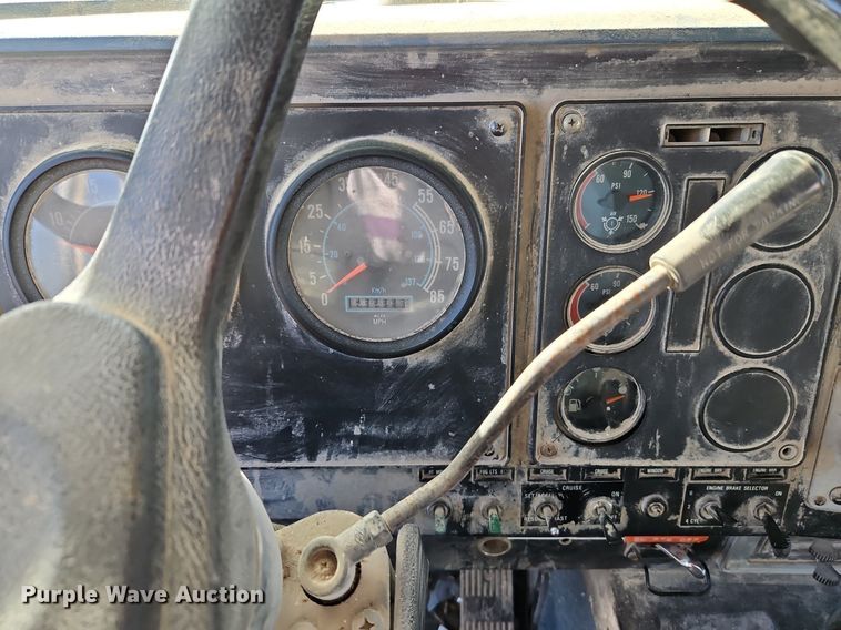 image for item LB9770 1991 International 9400 grain truck