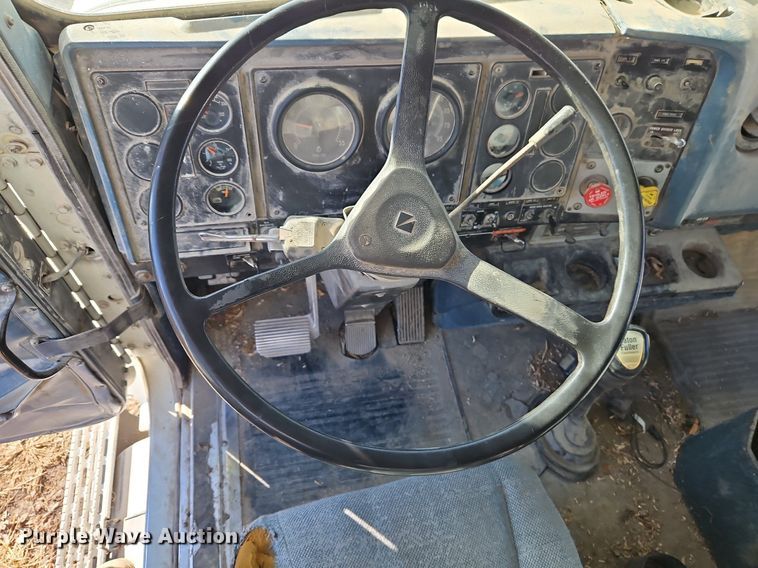image for item LB9770 1991 International 9400 grain truck