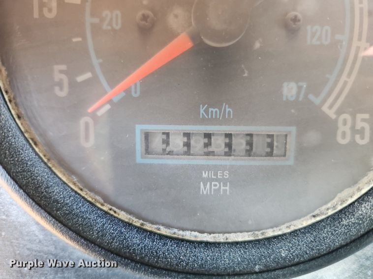 image for item LB9770 1991 International 9400 grain truck