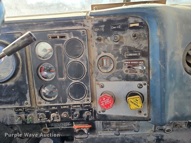 image for item LB9770 1991 International 9400 grain truck