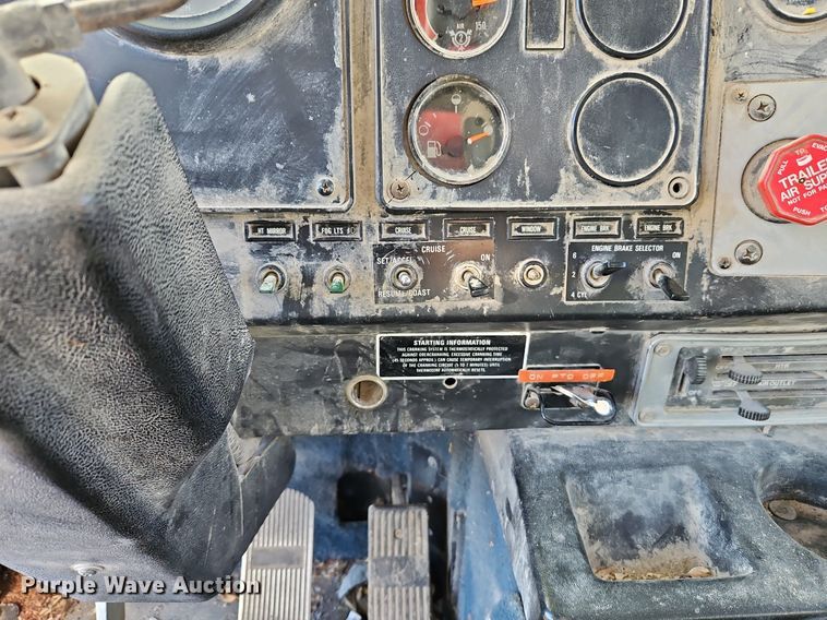 image for item LB9770 1991 International 9400 grain truck