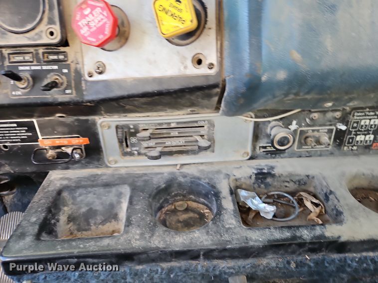 image for item LB9770 1991 International 9400 grain truck