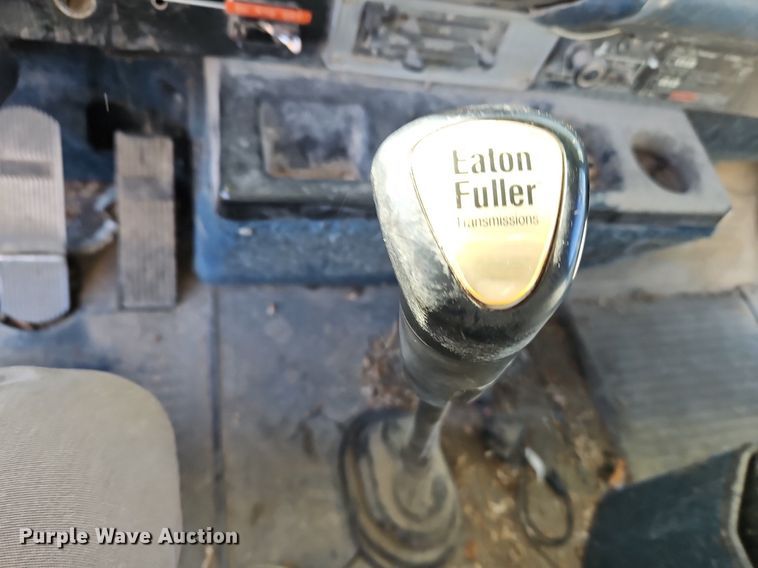 image for item LB9770 1991 International 9400 grain truck