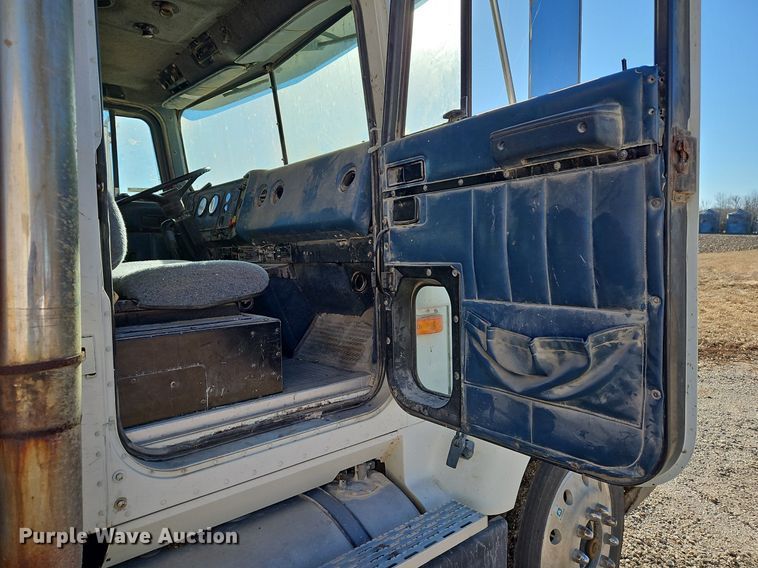 image for item LB9770 1991 International 9400 grain truck