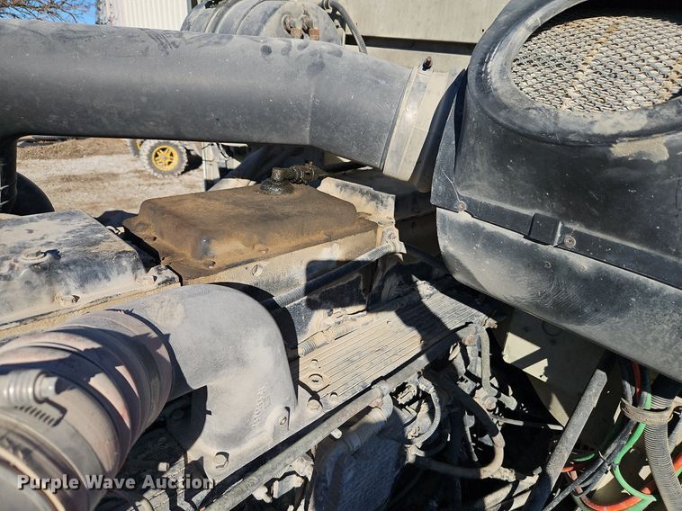 image for item LB9770 1991 International 9400 grain truck