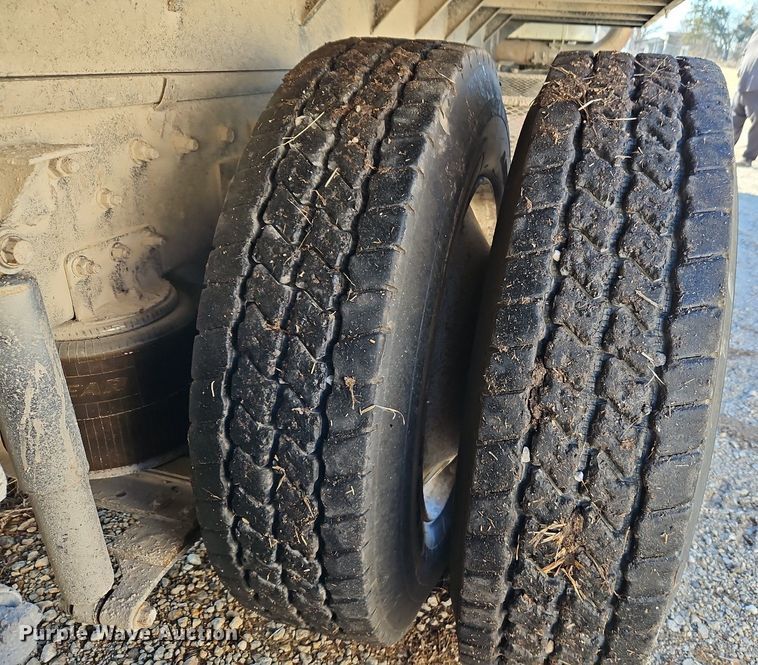 image for item LB9770 1991 International 9400 grain truck