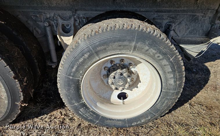 image for item LB9770 1991 International 9400 grain truck