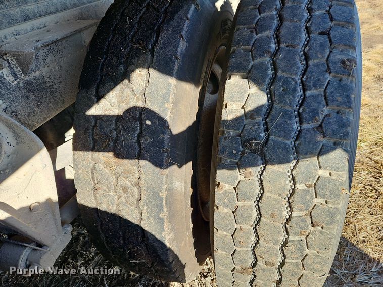 image for item LB9770 1991 International 9400 grain truck