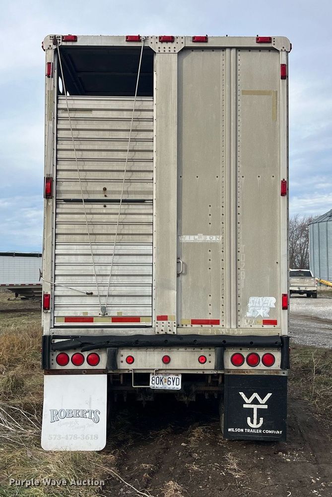 image for item LD9946 1989 Wilson livestock trailer