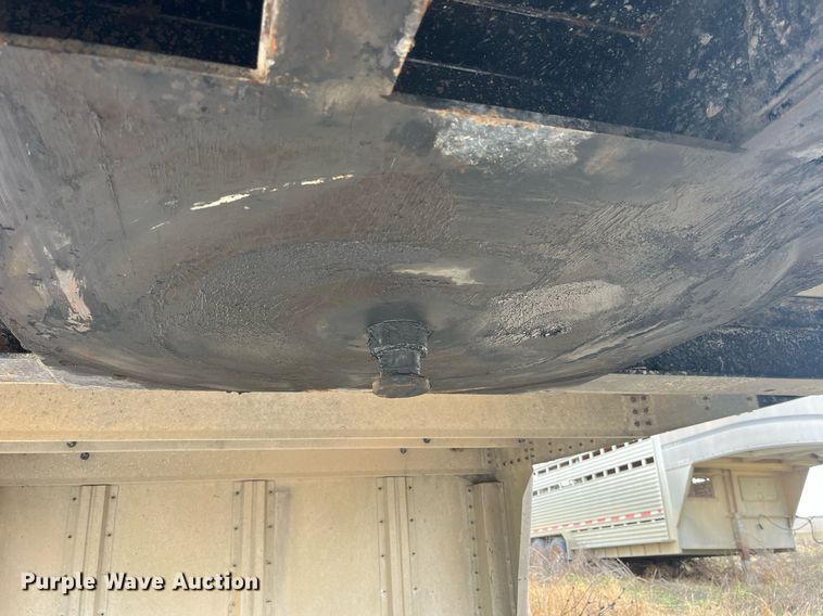 image for item LD9946 1989 Wilson livestock trailer