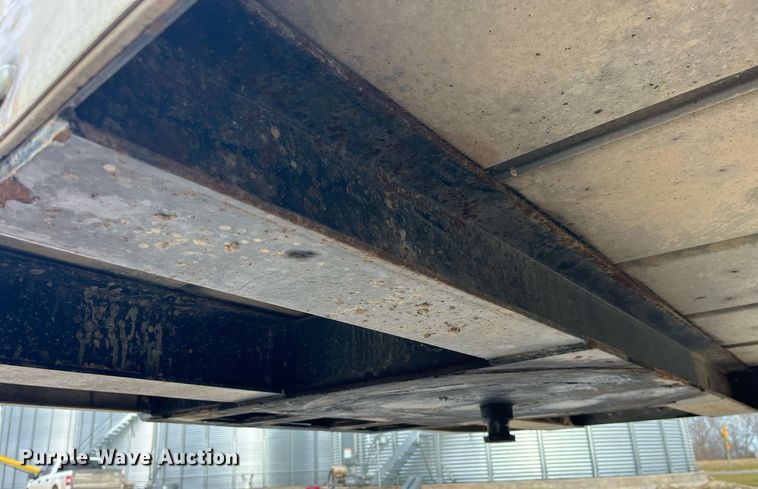 image for item LD9946 1989 Wilson livestock trailer