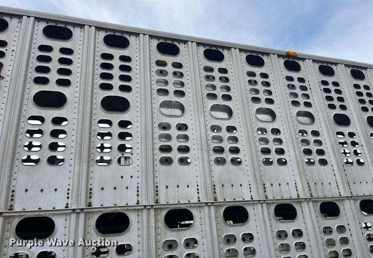 image for item LD9946 1989 Wilson livestock trailer