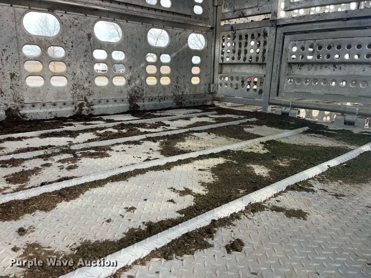 image for item LD9946 1989 Wilson livestock trailer