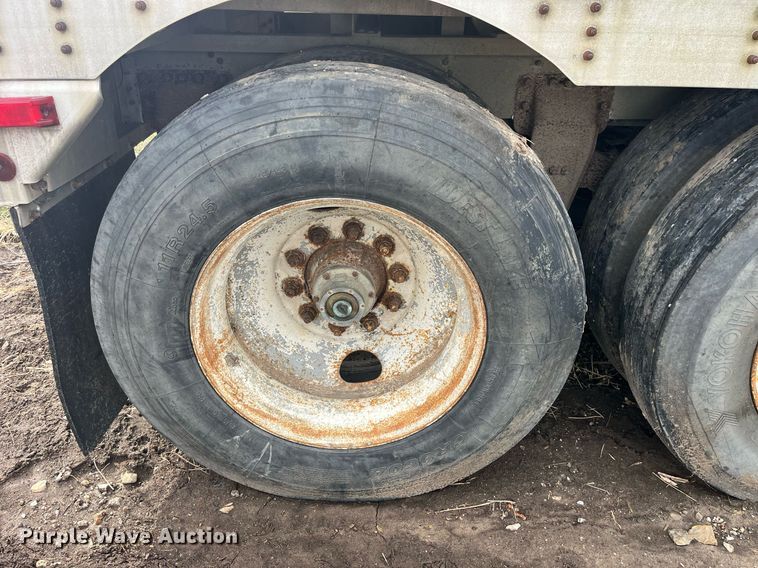 image for item LD9946 1989 Wilson livestock trailer