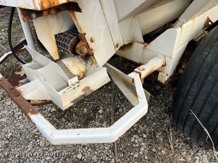 image for item LD9955 Willmar  Super 600 Narrow Track spreader