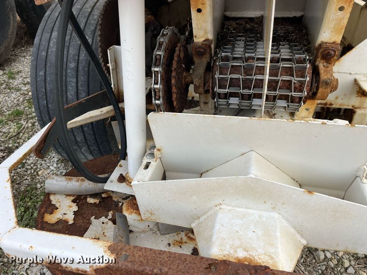 image for item LD9955 Willmar  Super 600 Narrow Track spreader