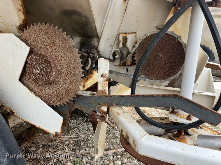 image for item LD9955 Willmar  Super 600 Narrow Track spreader