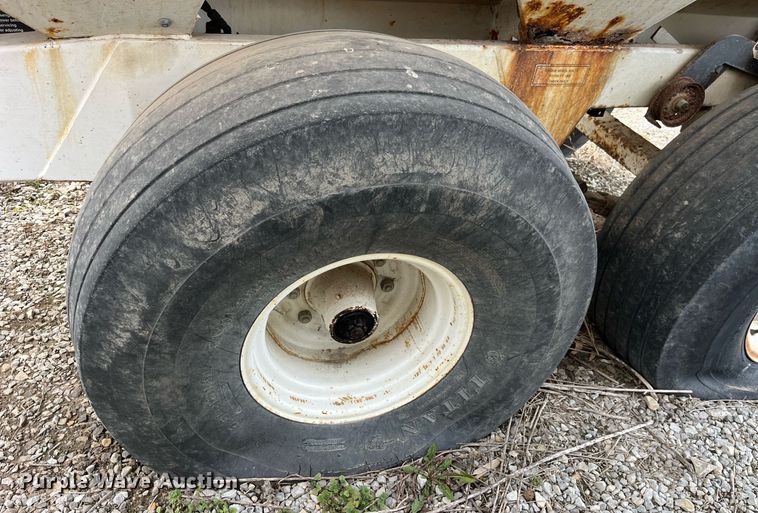 image for item LD9955 Willmar  Super 600 Narrow Track spreader