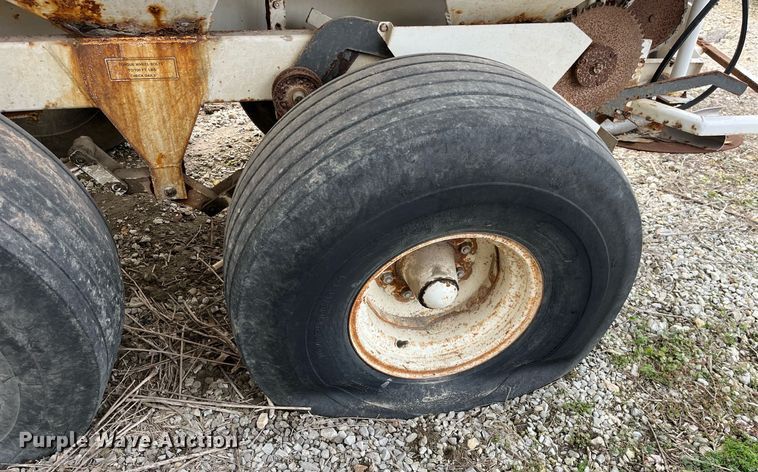 image for item LD9955 Willmar  Super 600 Narrow Track spreader