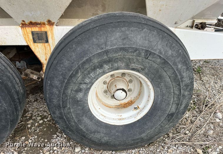 image for item LD9955 Willmar  Super 600 Narrow Track spreader