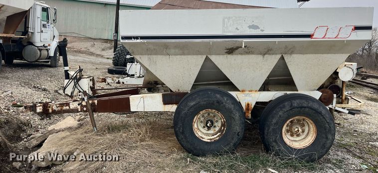 image for item LD9956 Willmar 600  spreader