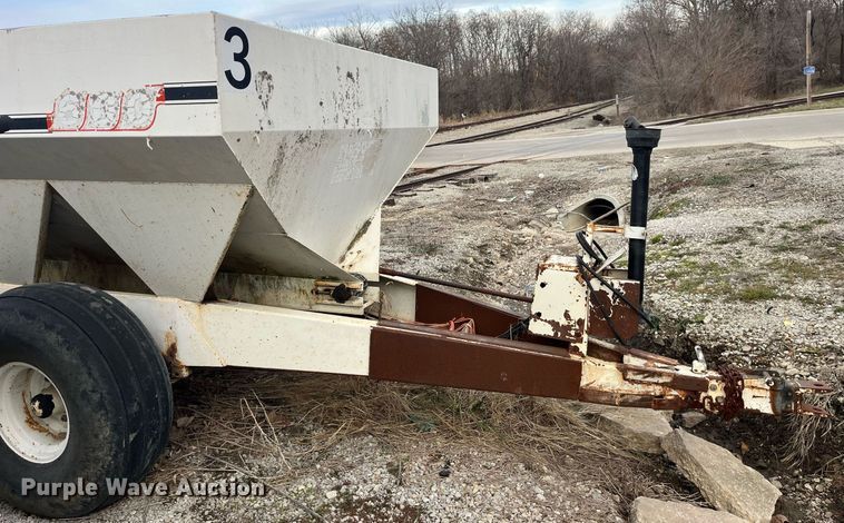 image for item LD9956 Willmar 600  spreader