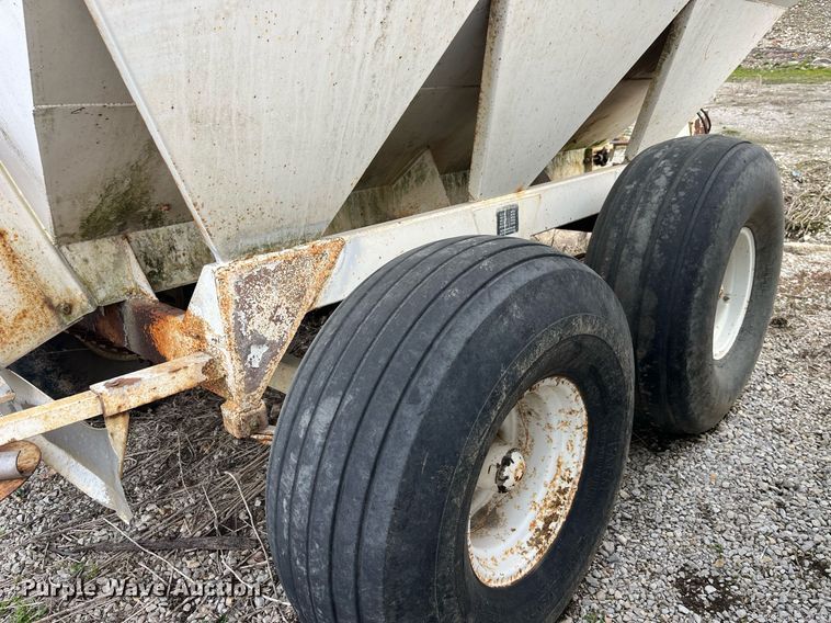 image for item LD9956 Willmar 600  spreader