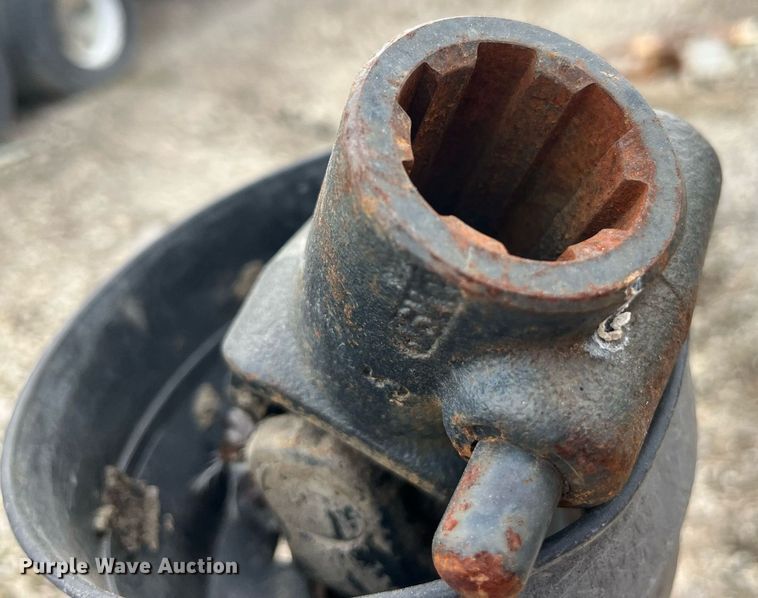 image for item LD9956 Willmar 600  spreader