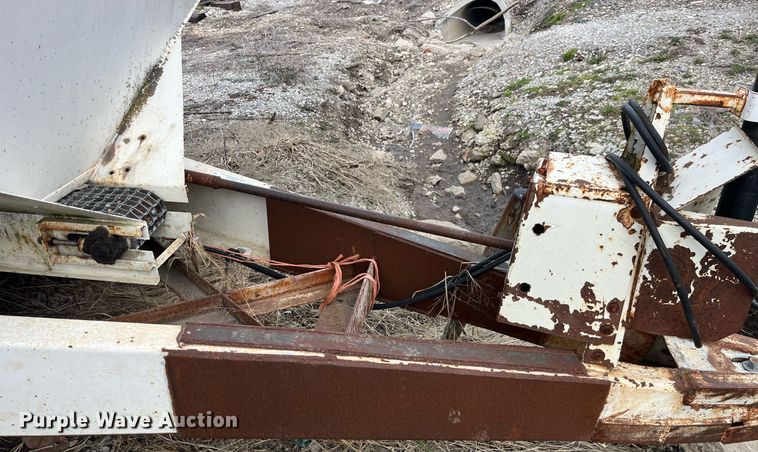 image for item LD9956 Willmar 600  spreader