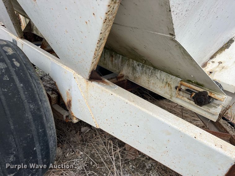 image for item LD9956 Willmar 600  spreader