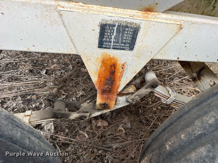 image for item LD9956 Willmar 600  spreader