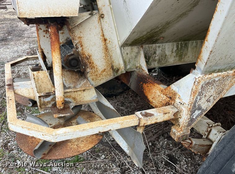 image for item LD9956 Willmar 600  spreader