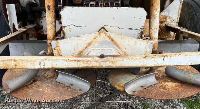 image for item LD9956 Willmar 600  spreader